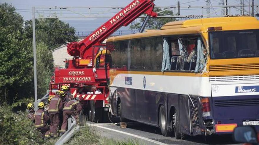 Dos muertos en un accidente de tráfico entre un autocar y un coche en Alcover