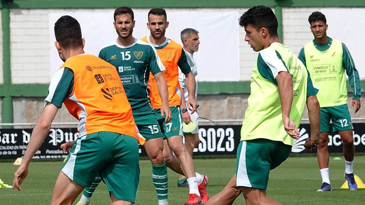 Imagen de la plantilla del Coruxo FC en uno de los entrenamientos de esta semana para preparar el histórico enfrentamiento de hoy contra la Peña Deportiva . 