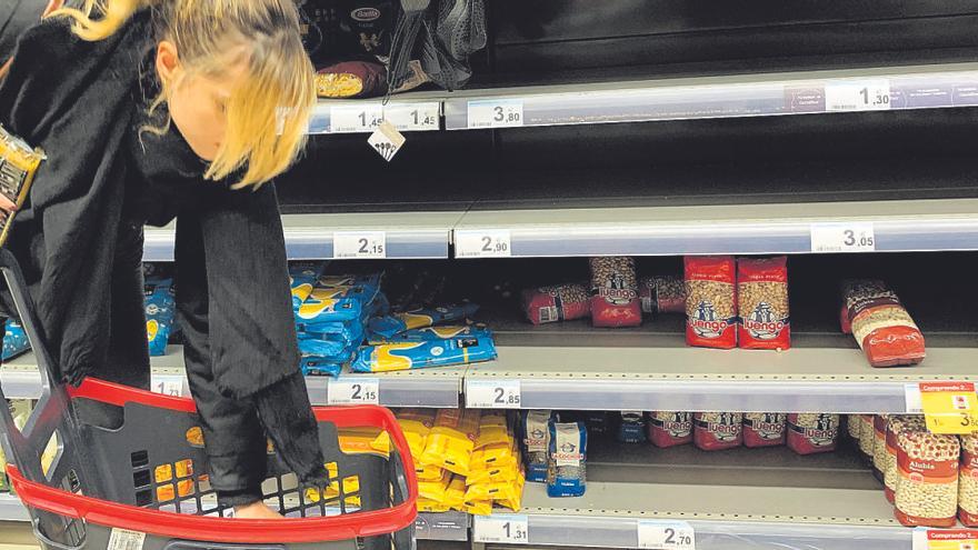 Una dona fent la compra en un supermercat.