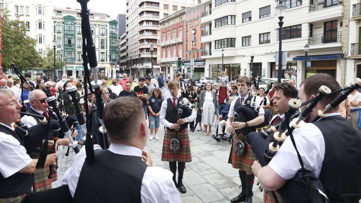 EN IMÁGENES: La reputada agrupación escocesa "Milngavie Pipe Band" brilla en el ecuador del Festival de Gaites Villa de Xixón