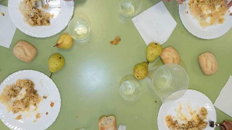 Alumnos de Vilagarcía comiendo un plato del nuevo catering. // N. P.