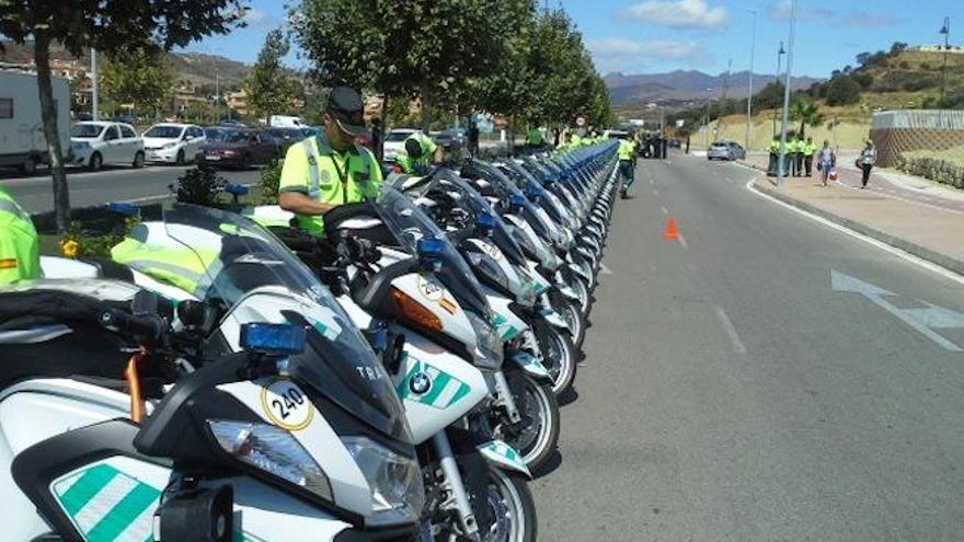 Los agentes forman para recibir instrucciones antes de salir.