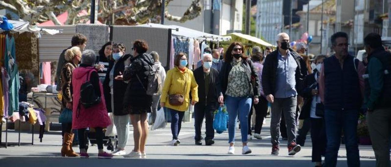 El mercadillo de Bueu se extiende por Montero Ríos desde que reanudó tras la pandemia. |   // GONZALO NÚÑEZ