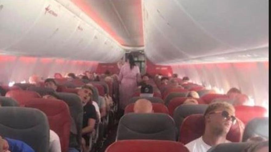 Todos durmiendo en un vuelo de vuelta tras unas vacaciones en Ibiza