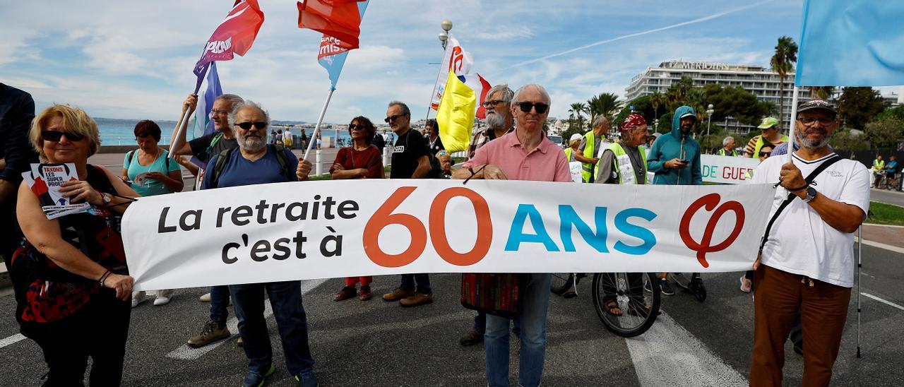 Una pancarta con el lema &quot;La jubilación es a los 60&quot;, durante una protesta, en una imagen de archivo.