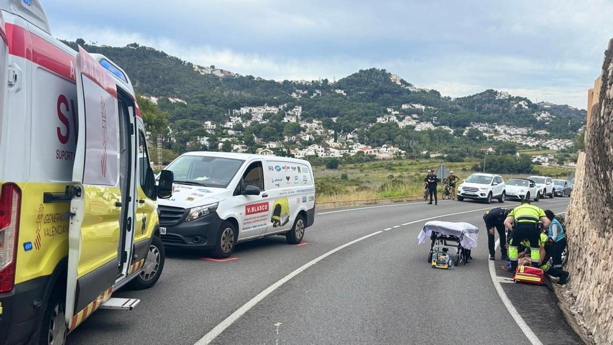 Los sanitarios atienden, en la cuneta, al ciclista accidentado
