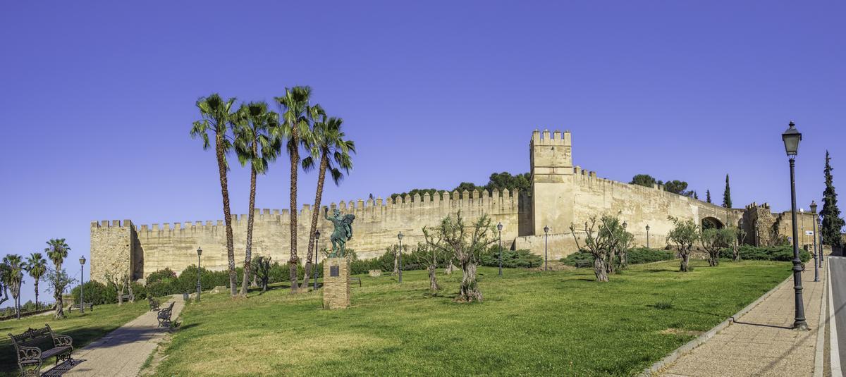 Una alcazaba con una muralla que deberías visitar una vez en la vida.