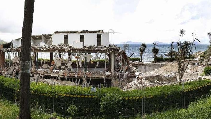 Estado actual del edificio de As Dornas con la mayoría de la estructura  ya derribada.  // Ricardo Grobas