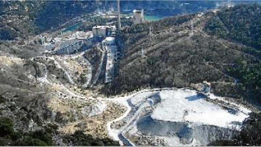 Vista de les instal·lacions de la central de Cercs des de la cinglera de la Garganta