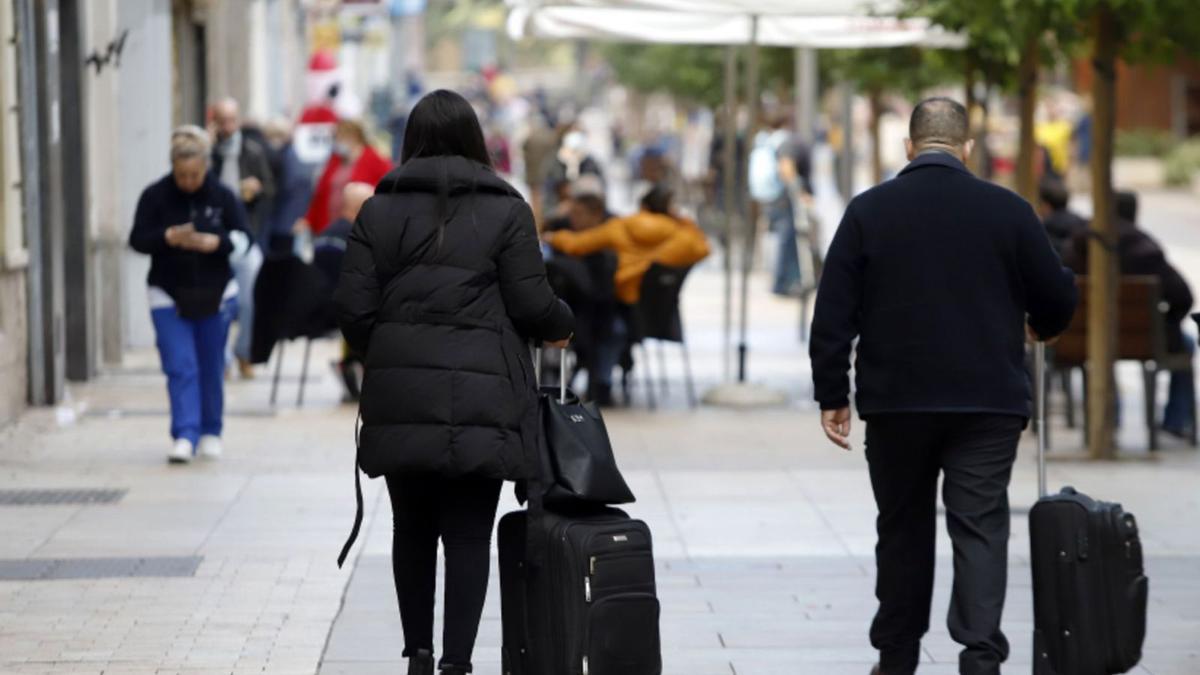 Turistas con sus maletas en Málaga. Turistas con sus maletas en Málaga.