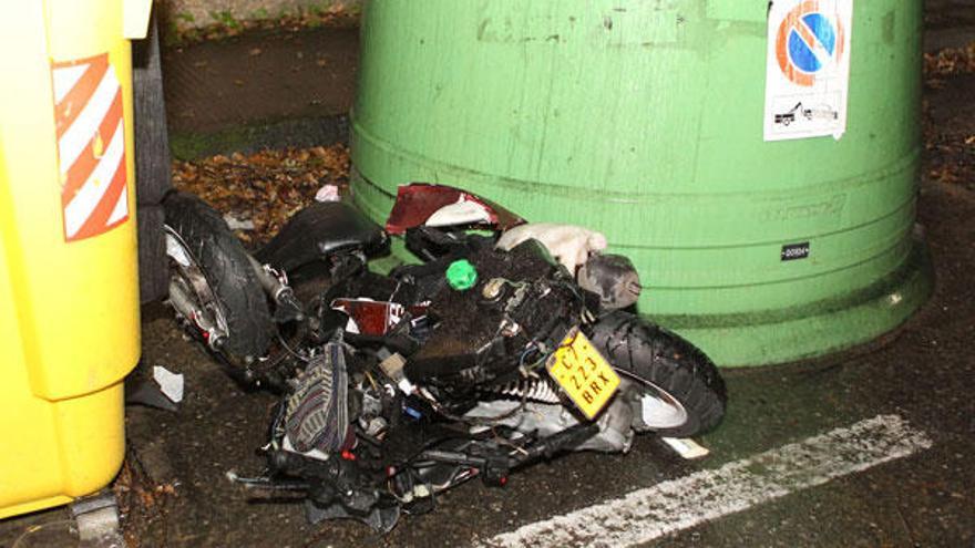 Herido muy grave un motorista que se empotró bajo un camión en la carretera viguesa de Camposancos