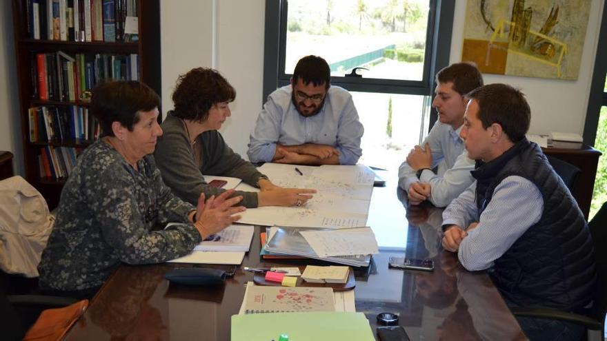 El conseller de Medio Ambiente, Vicenç Vidal, atendiendo a los alcaldes de Campos y Santanyí.