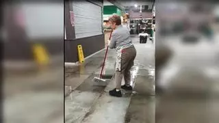 Cubos y escobas para achicar agua en el mercado de Novelda tras las últimas lluvias