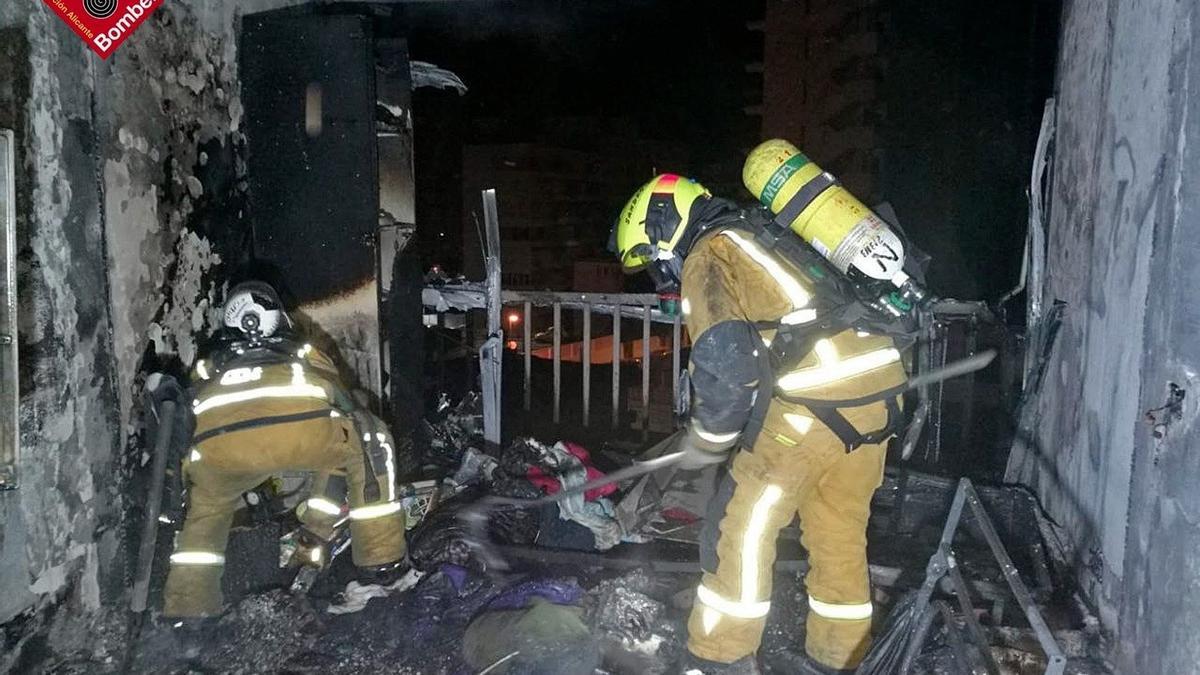 Cincuenta vecinos desalojados en el incendio de un segundo piso en Benidorm