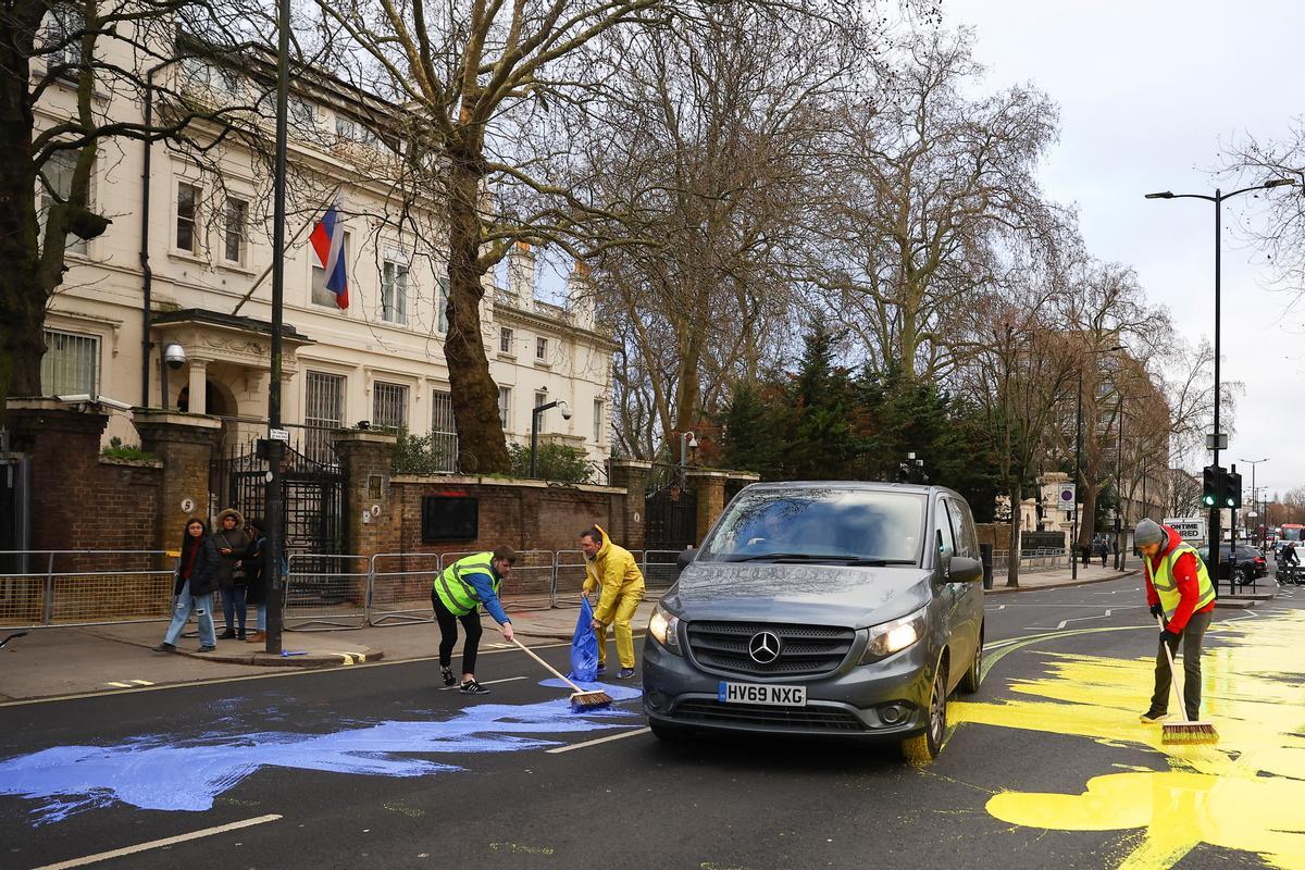 Activistas pintan la bandera de Ucrania frente a la embajada rusa en Londres