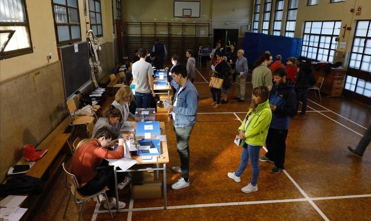 Votaciones a primera hora de la mañana en el Institut La Sedeta.