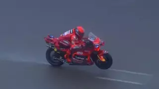 Marc Márquez vuela sobre la lluvia