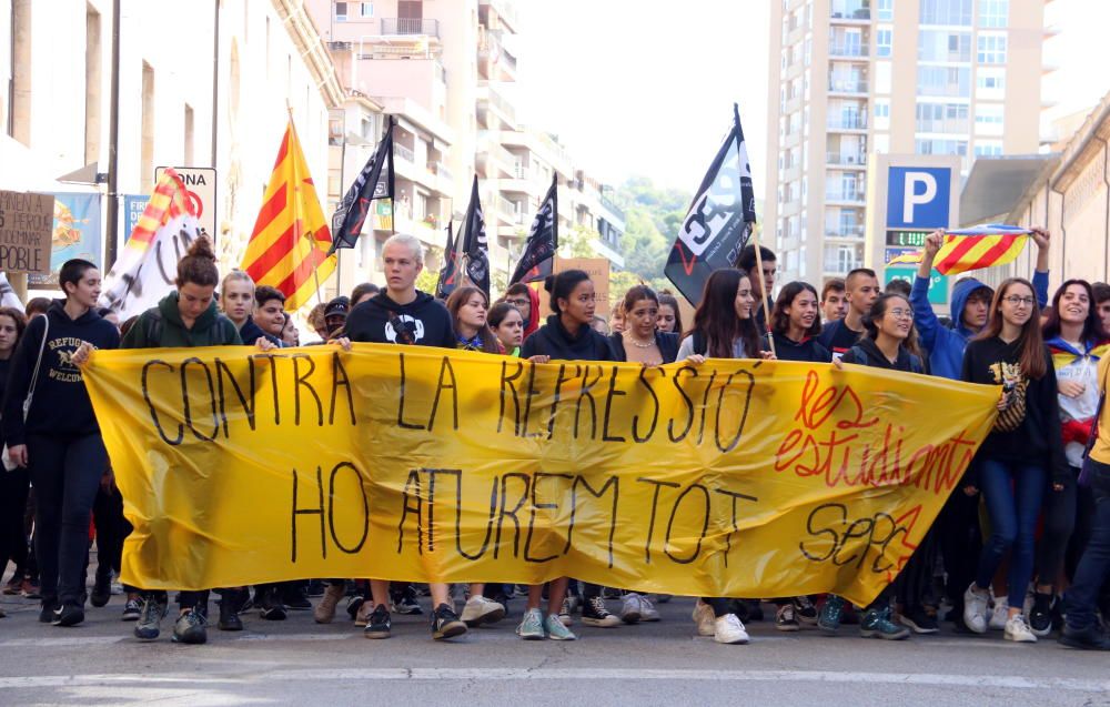 Manifestació d'estudiants contra la sentència del procés pels carrers de Girona