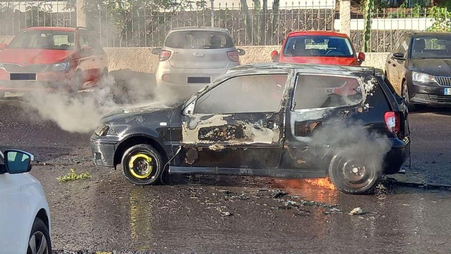 Calcinado un coche usado como vivienda por un hombre en Tenerife