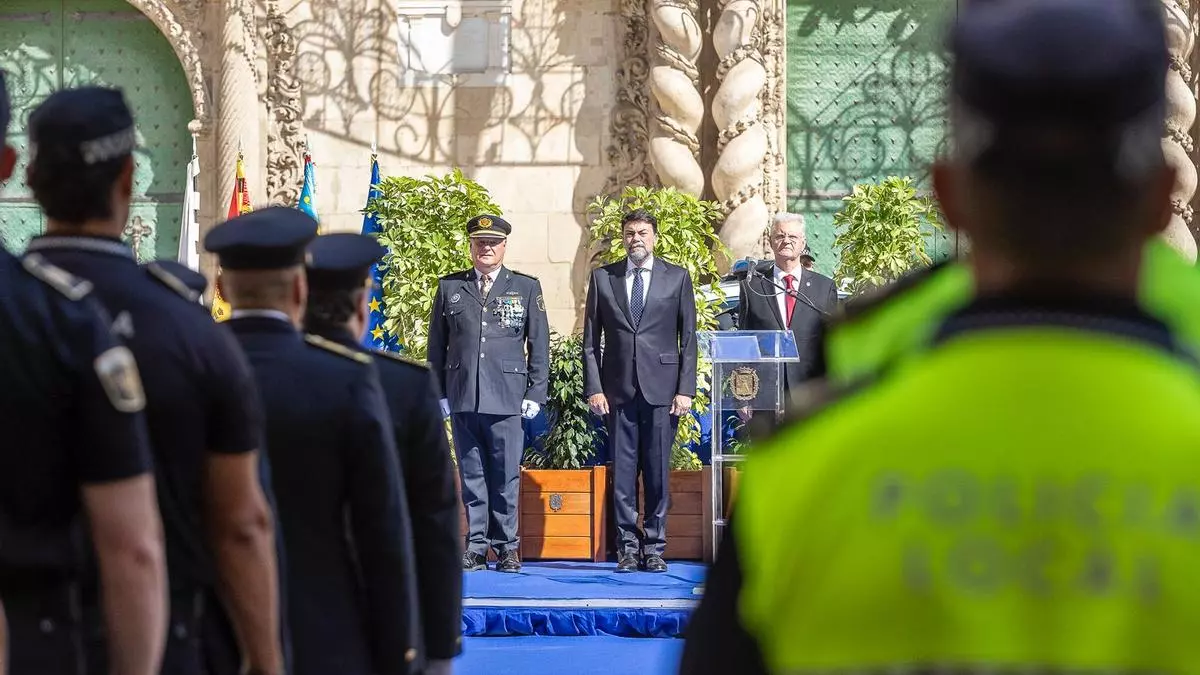 Un homenaje caluroso (literalmente) a la Policía Local de Alicante en su 178 aniversario