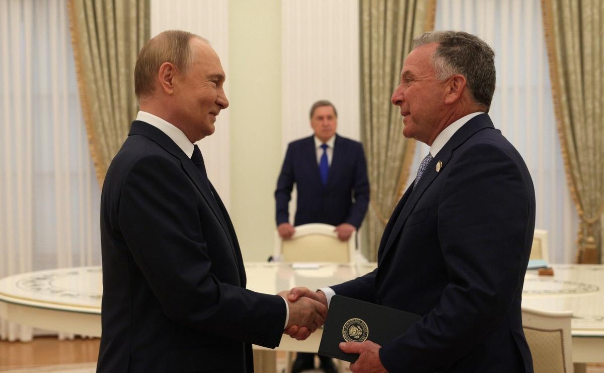 Agosto de 2025, Moscú, Rusia: el presidente ruso Vladímir Putin estrecha la mano al enviado especial de Donald Trump, Steve Witkoff
