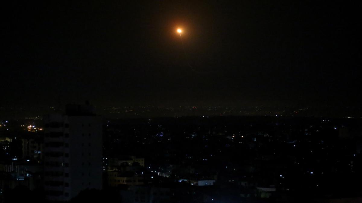 Un misil sobrevuela el cielo de Israel.