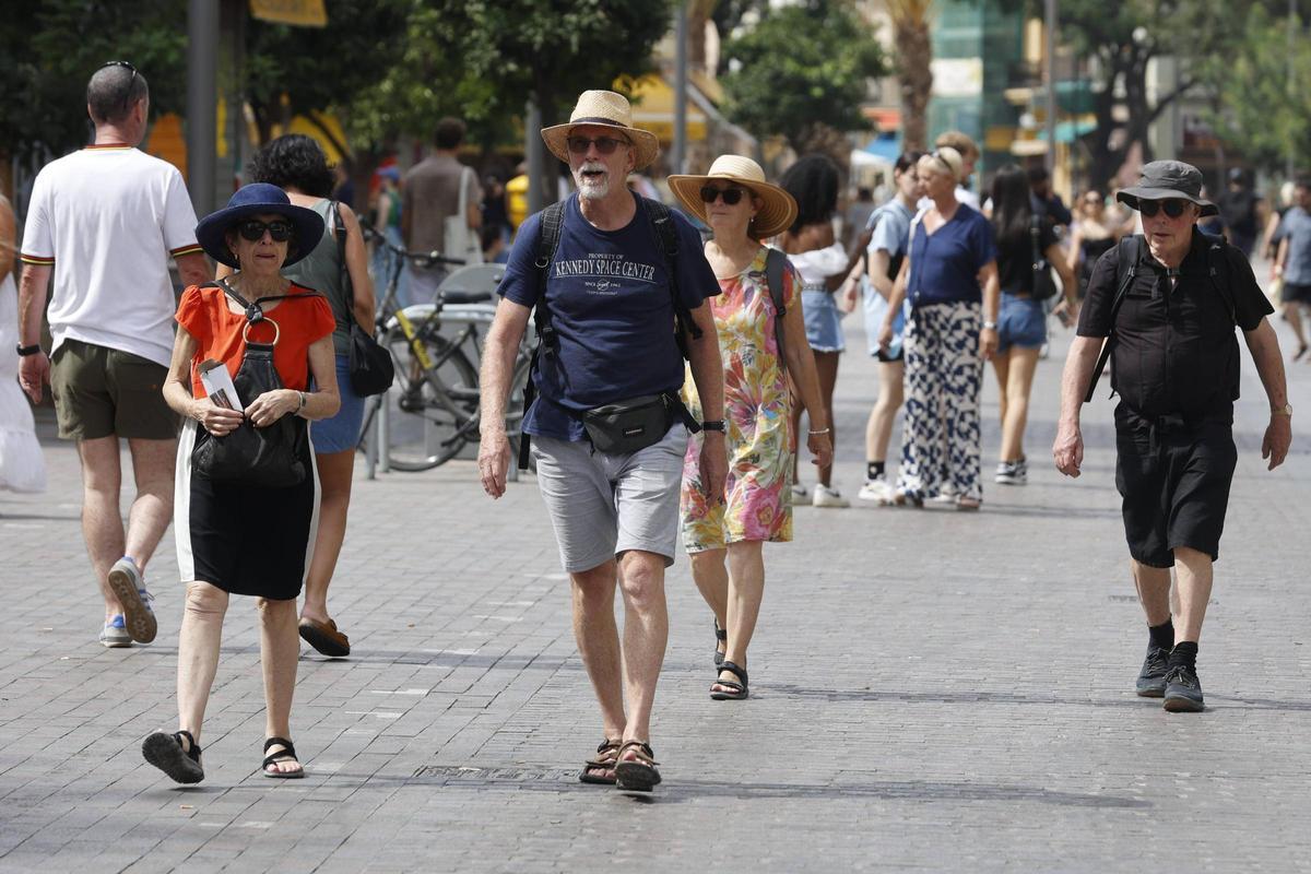 Turistas en el centro de València, este pasado año.