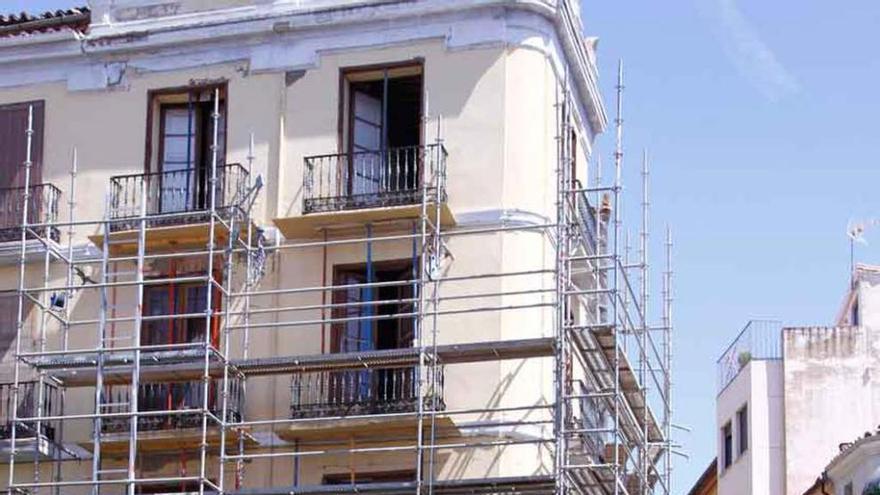 Estado de las obras del edificio en el esquinazo de la Plaza Mayor.