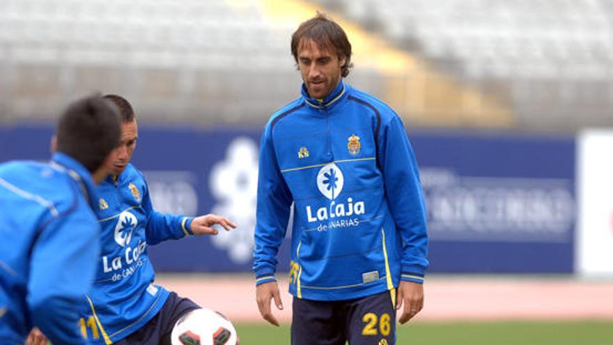 Matías Lequi realiza un ejercicio durante el entrenamiento de ayer. i QUESADA