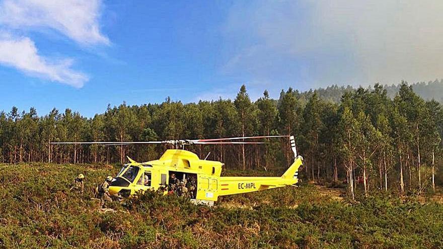 Uno de los helicópteros que participó en la extinción.