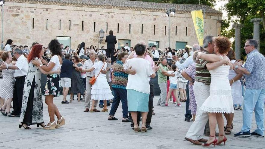 Despedida a ritmo de pasodoble en la plaza de la Catedral