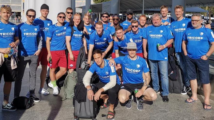Die Spieler vom SC Paderborn sind am Flughafen angekommen - mit Trikots vom VfL Bochum. Die Bochumer halfen den Paderbornern beim Aufstieg.