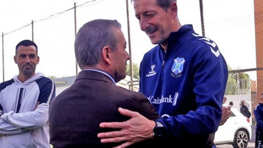 Paulino Rivero, junto al entrenador del CD Tenerife, Luis Miguel Ramis.