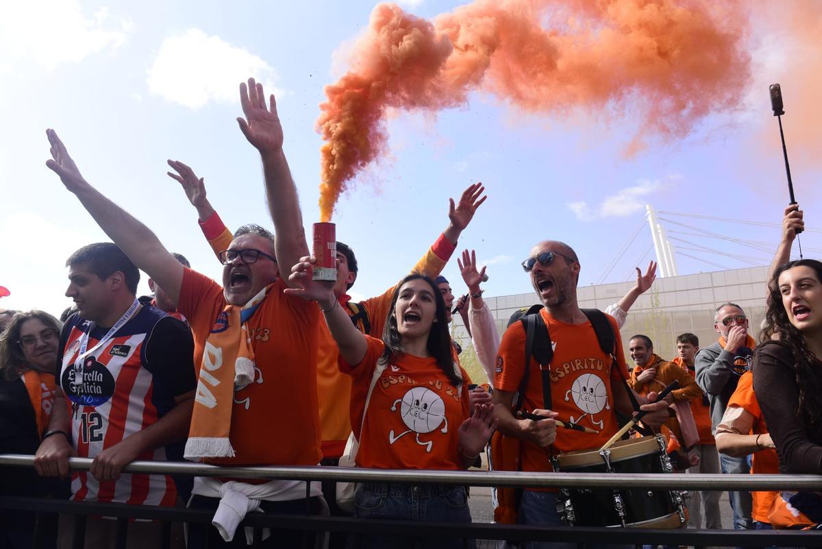Llegada de los jugadores del Leyma al Coliseum antes del derbi frente al Obradoiro