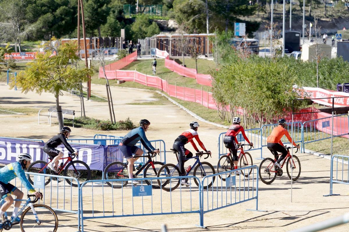 Ciclistas y aficionados llenan Benidorm este fin de semana.