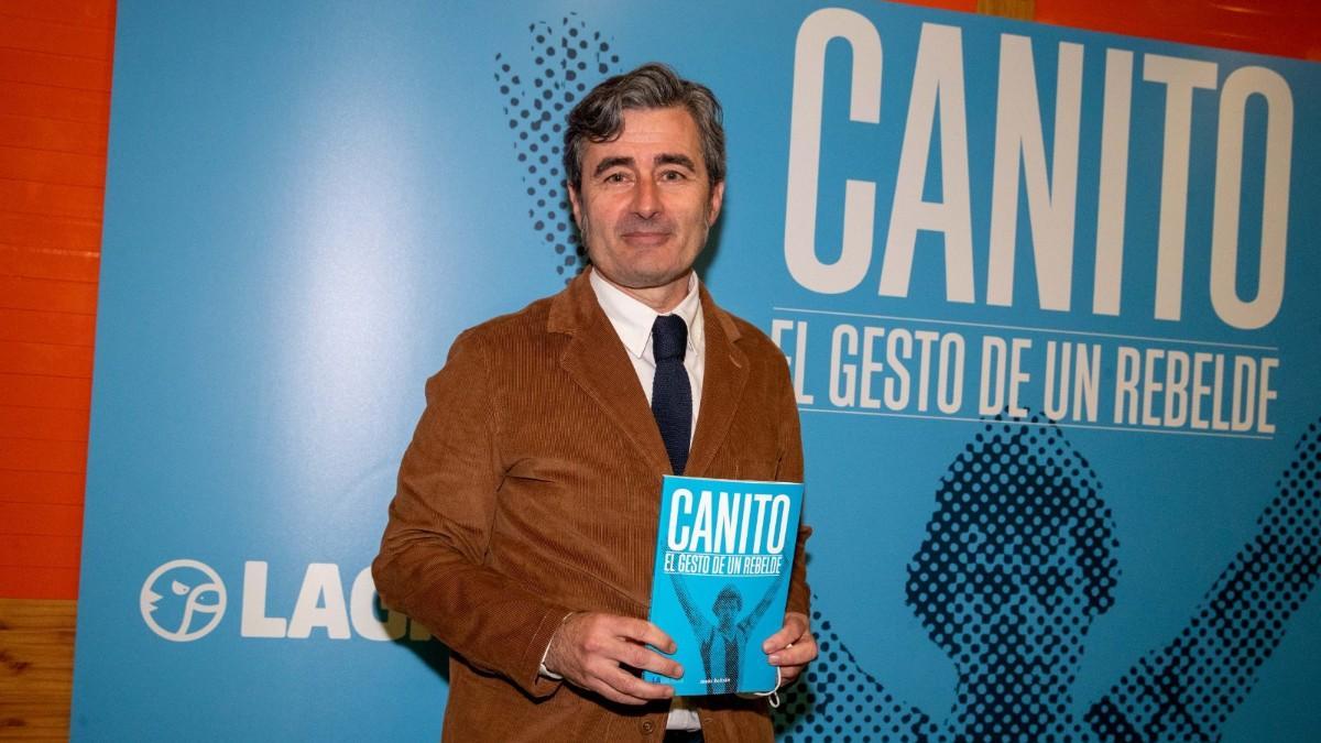Jesús Beltrán, con el libro homenaje a 'Canito'