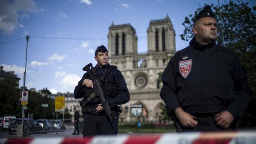 Un hombre armado con un martillo desata el pánico en Notre Dame