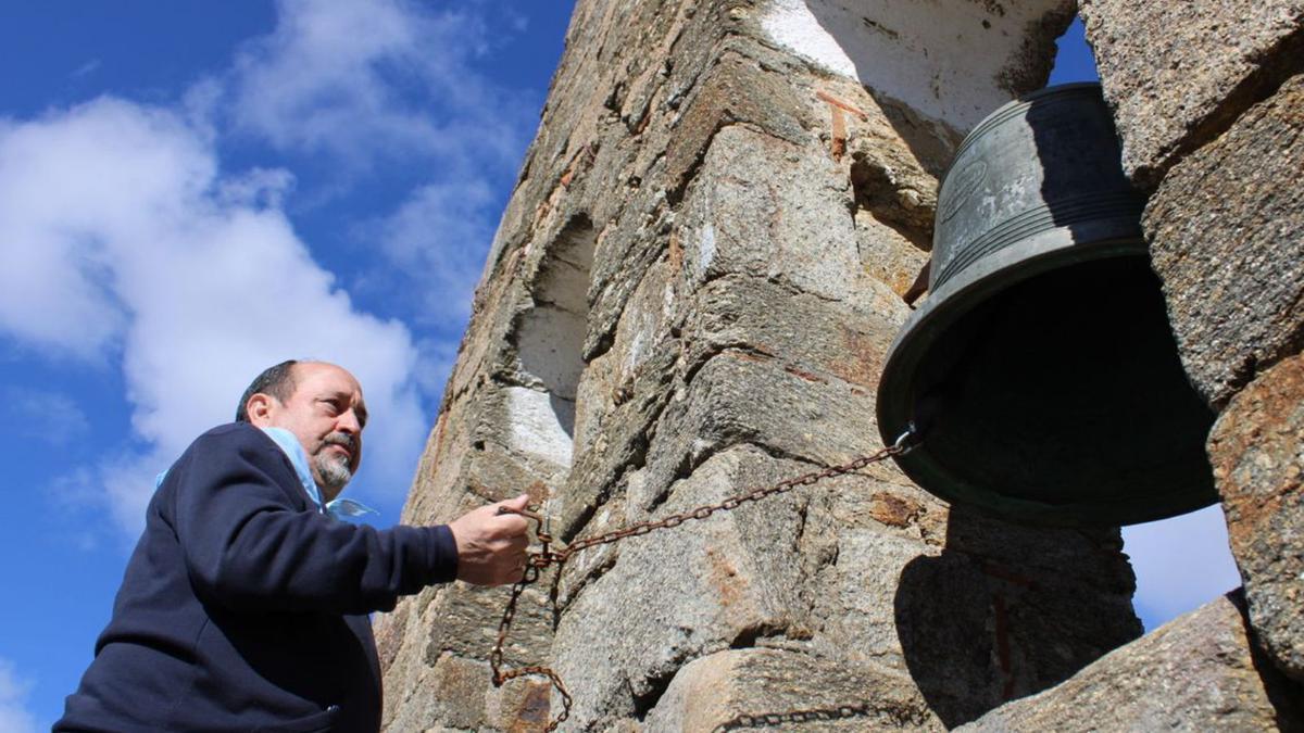 Toque de campanas, descubrimiento del monolito y celebración de la convocatoria a concejo. |A. S.