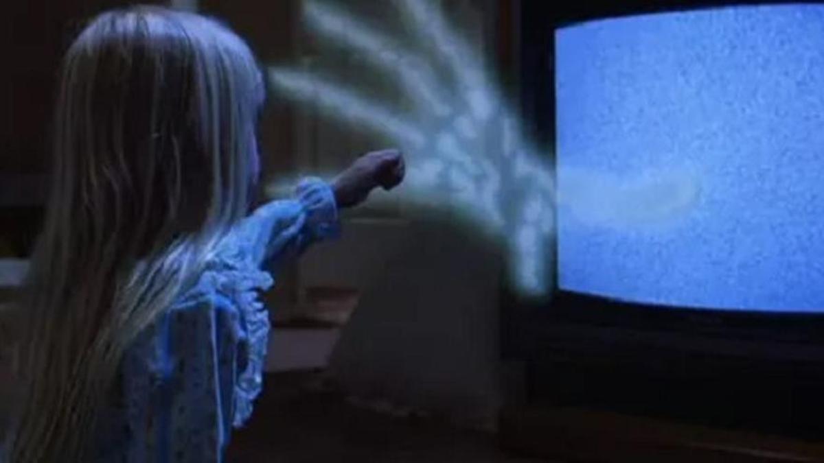 La niña frente al televisor en una imagen icónica de 'Poltergeist'