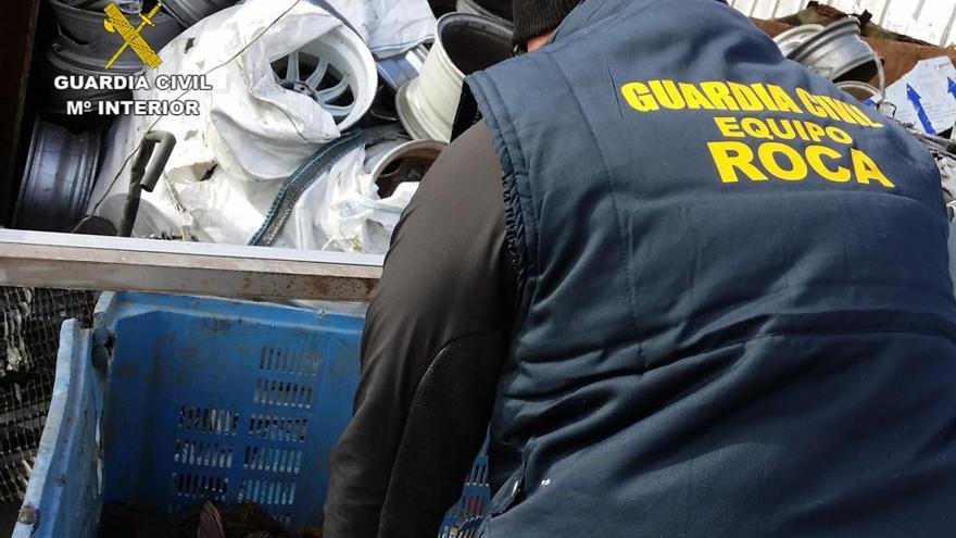 Tres detenidos por robar en fincas y granjas de Mula