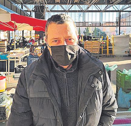 Antonio García, de 63 anys, és de Vilafant i té parada al mercat: «El que trobem a faltar són molts dels clients que teníem. Perquè la gent es queda a casa»