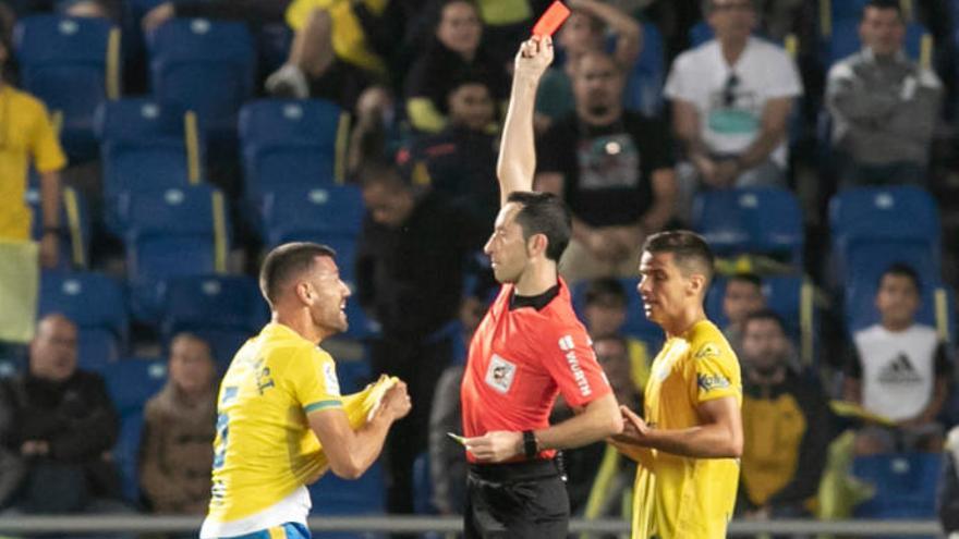 Sagués muestra la roja a David García.