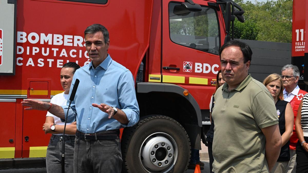 Sánchez visita el puesto de mando en el incendio en la Vall de Uxó, en Castellón.
