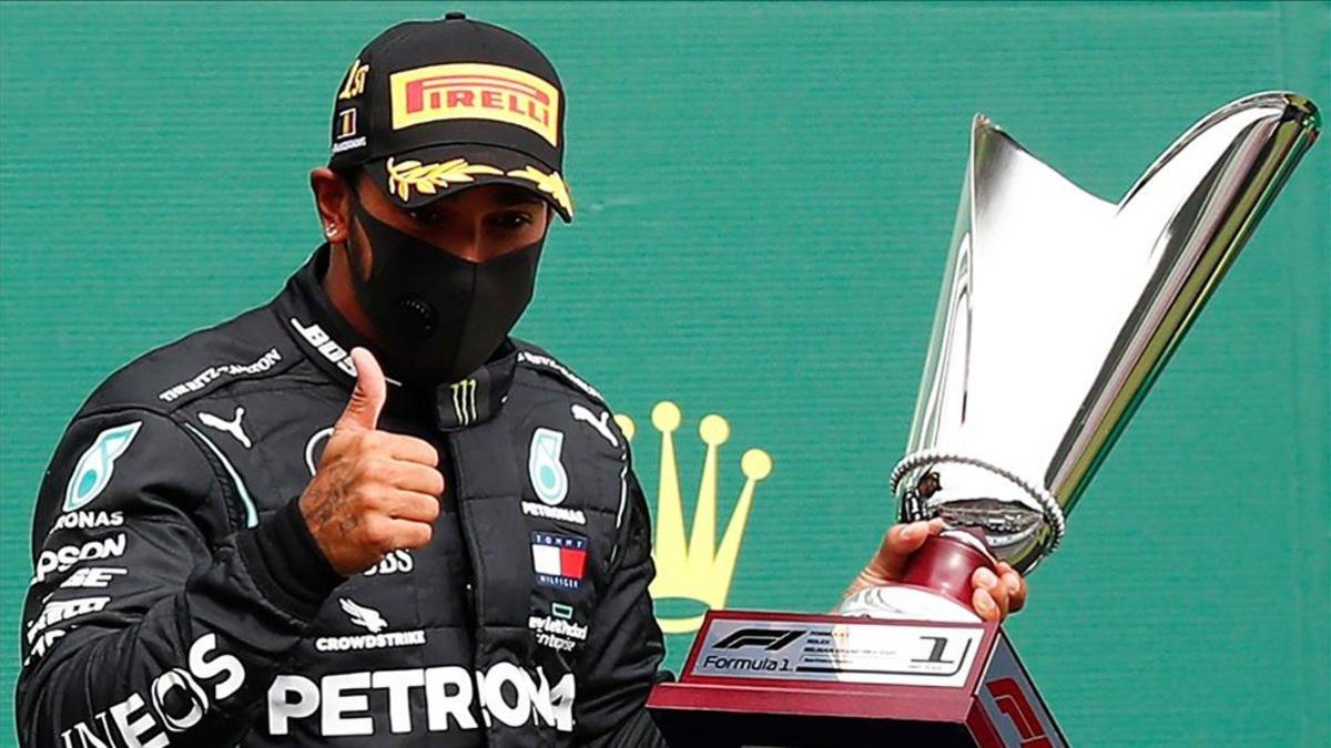 Hamilton y el trofeo de ganador en Bélgica.