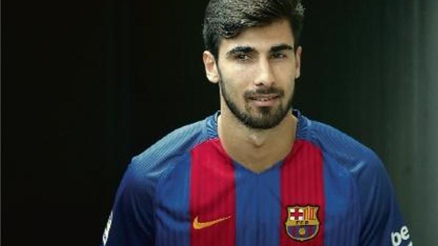 El portuguès André Gomes va ser presentat ahir com a nou jugador del primer equip del Barça.