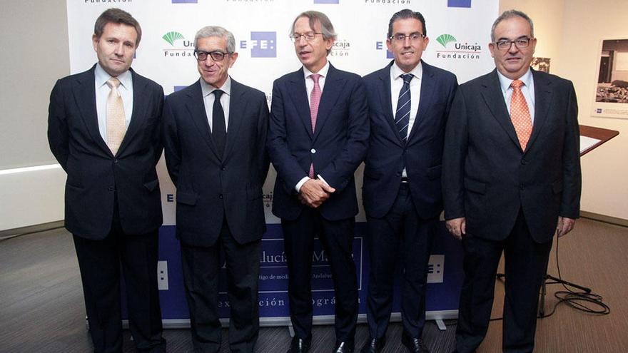 El presidente de la Fundación Unicaja, Braulio Medel, y su homólogo de la Agencia Efe, José Antonio Vera, inauguraron ayer la exposición en la Sala Siglo.