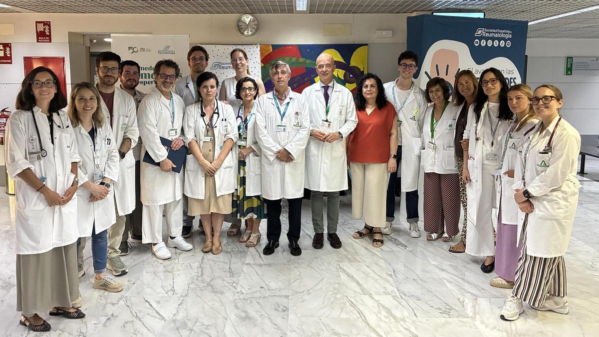 La jornada informativa 'Las enfermedades reumáticas no esperan' se ha realizado en el recibidor de las consultas externas del hospital Reina Sofía de Córdoba.