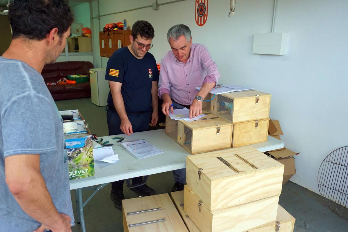 Entrega de trampas para serpientes a los vecinos de Sant Joan.
