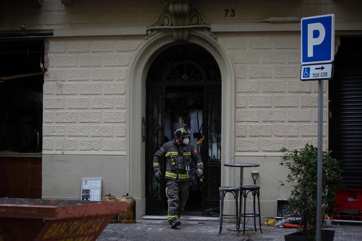 Un bombero trabaja en los incendios de edificios en Barcelona.