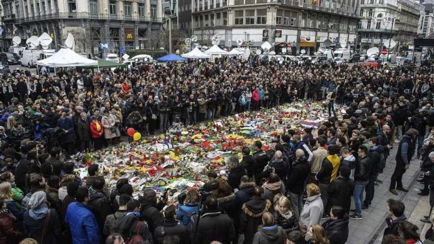 Cientos de personas guardan un minuto de silencio en la Plaza de la Bolsa en Bruselas. // Petit Tesson /Efe